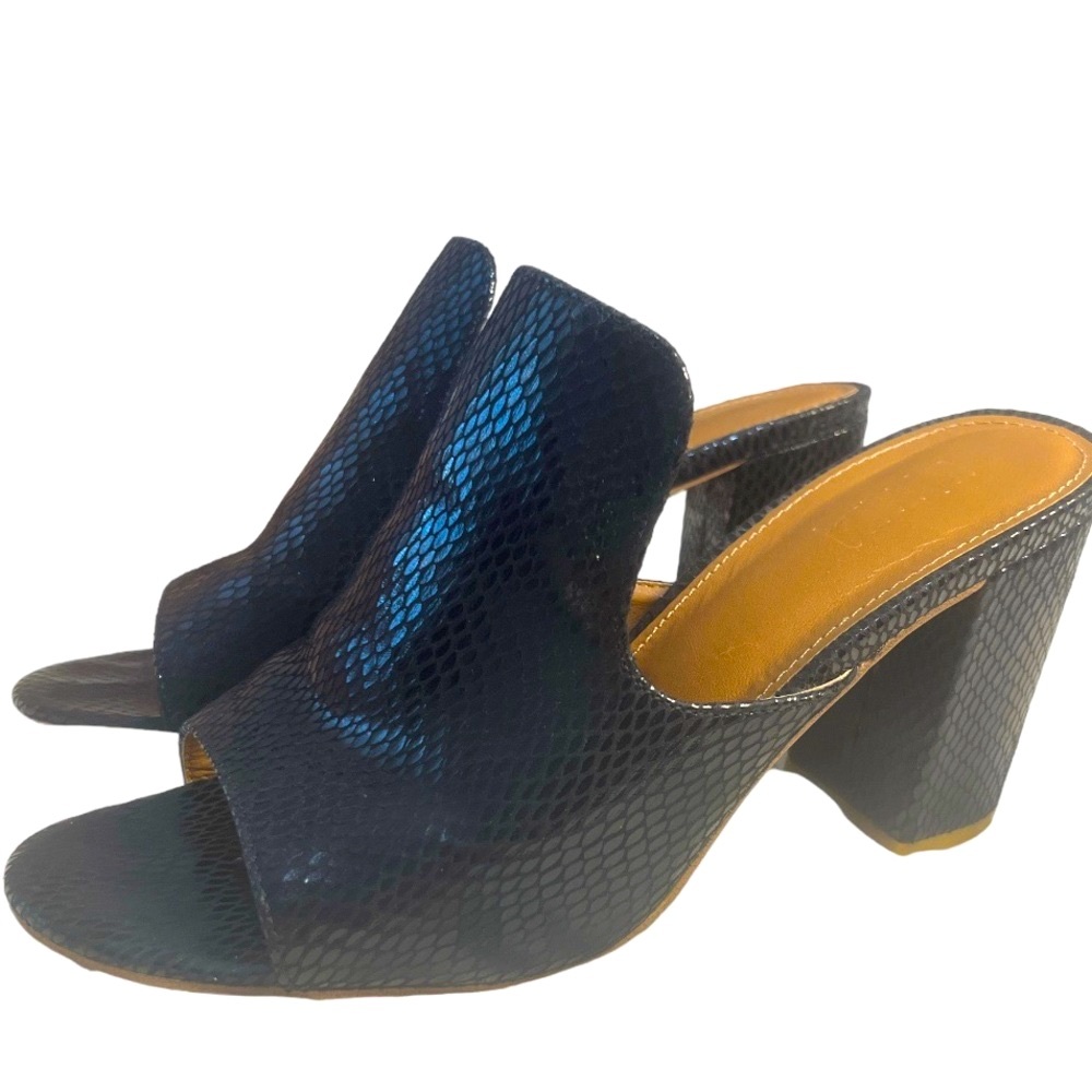 Mi.iM | BLACK SNAKE SKIN LEATHER SLIP ON SIZE 8